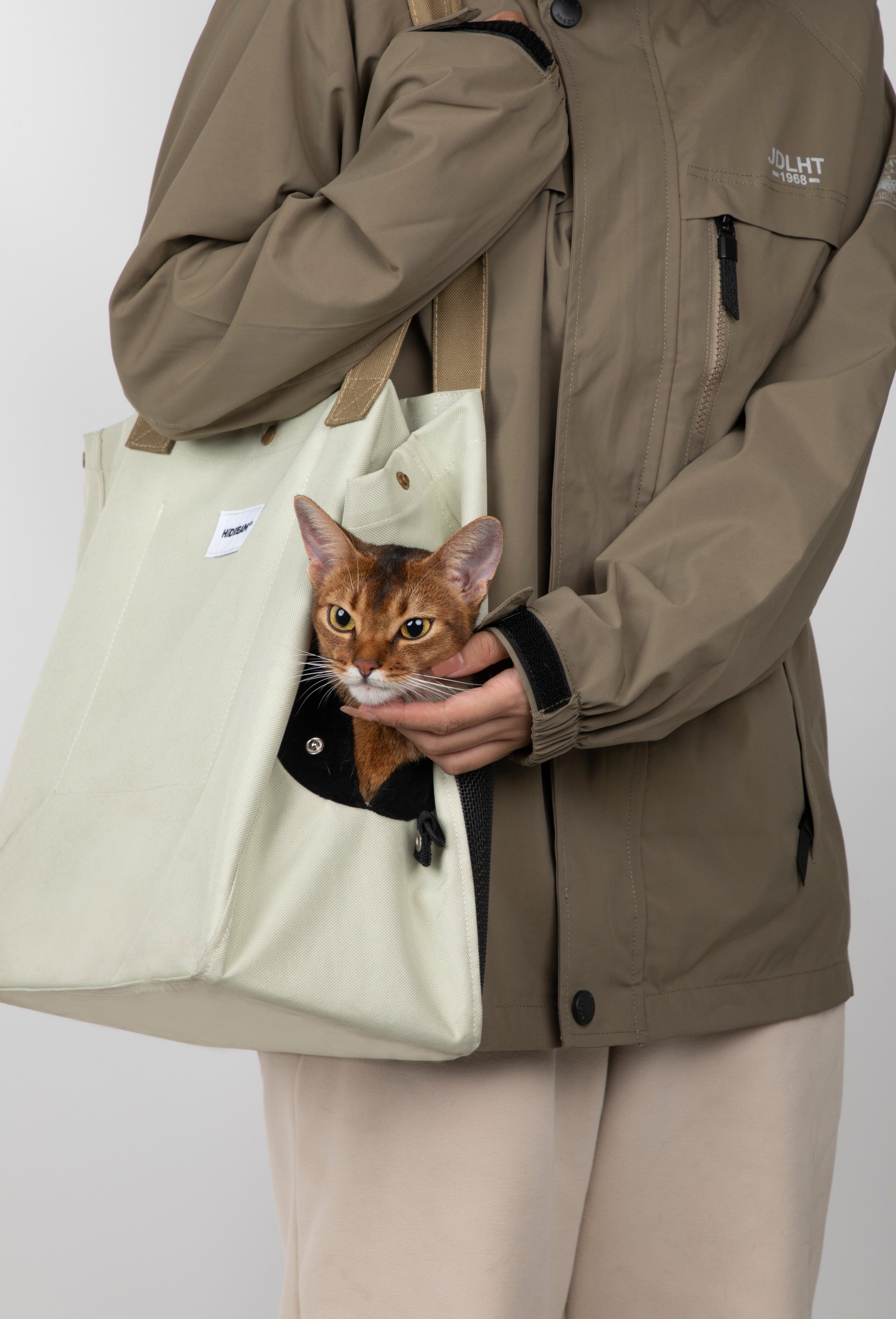Stylish pet travel shoulder bag in high texture tones