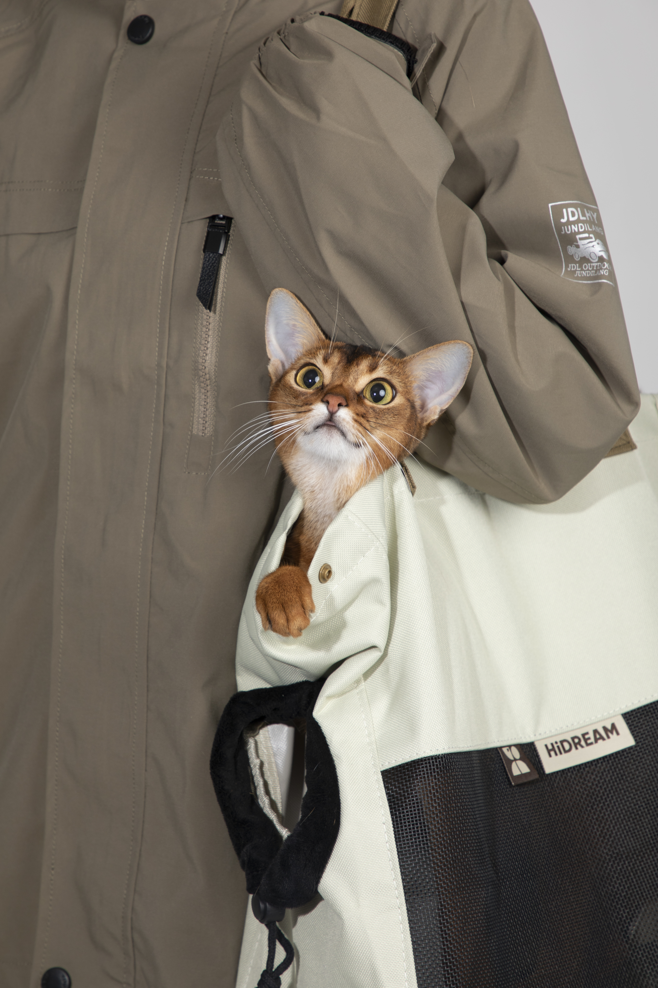 Stylish pet travel shoulder bag in high texture tones