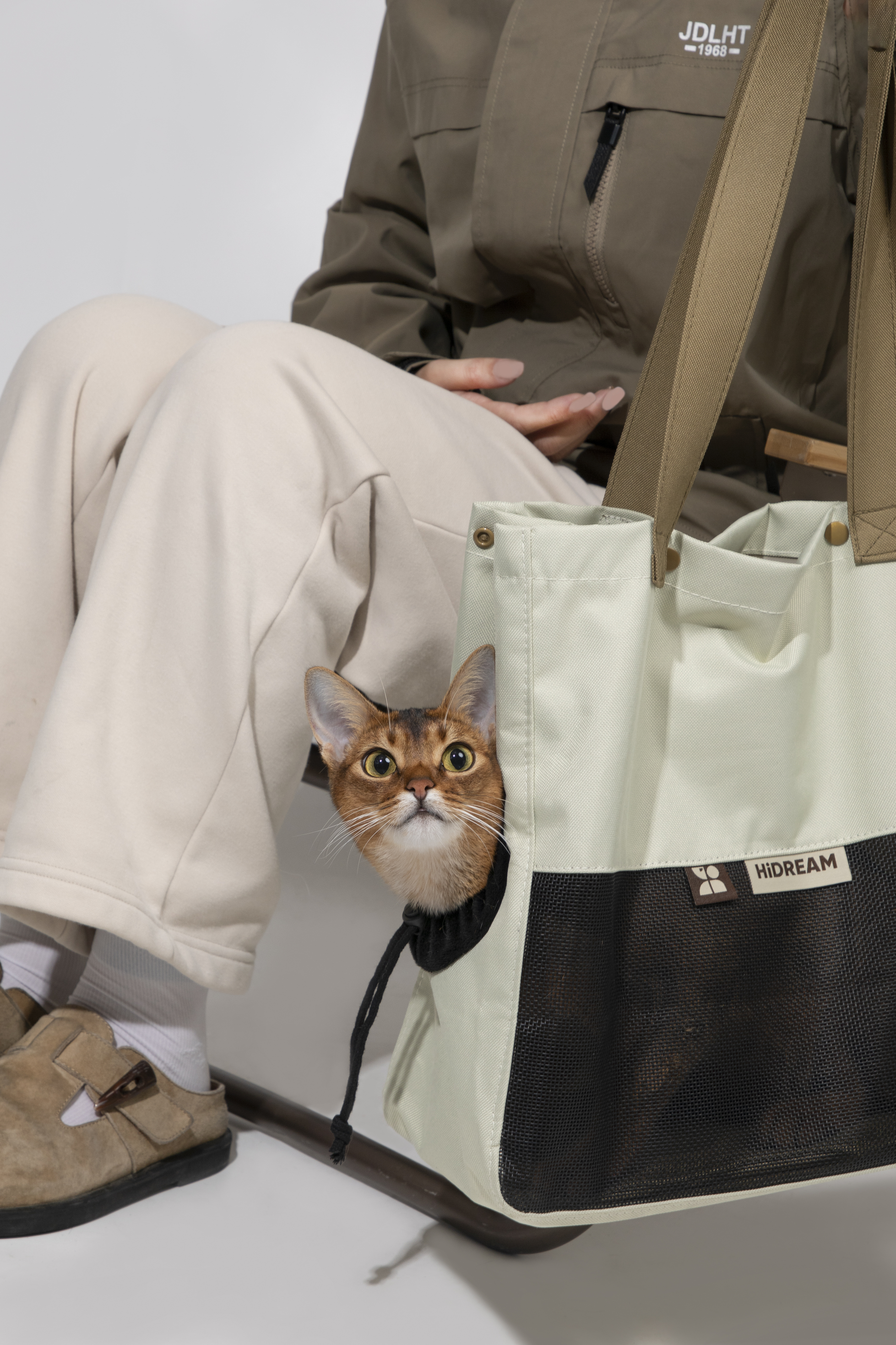 Stylish pet travel shoulder bag in high texture tones
